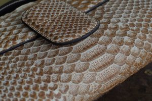 TÚI XÁCH CẦM TAY DA TRĂN VDCT99