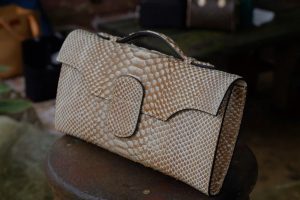 TÚI XÁCH CẦM TAY DA TRĂN VDCT99