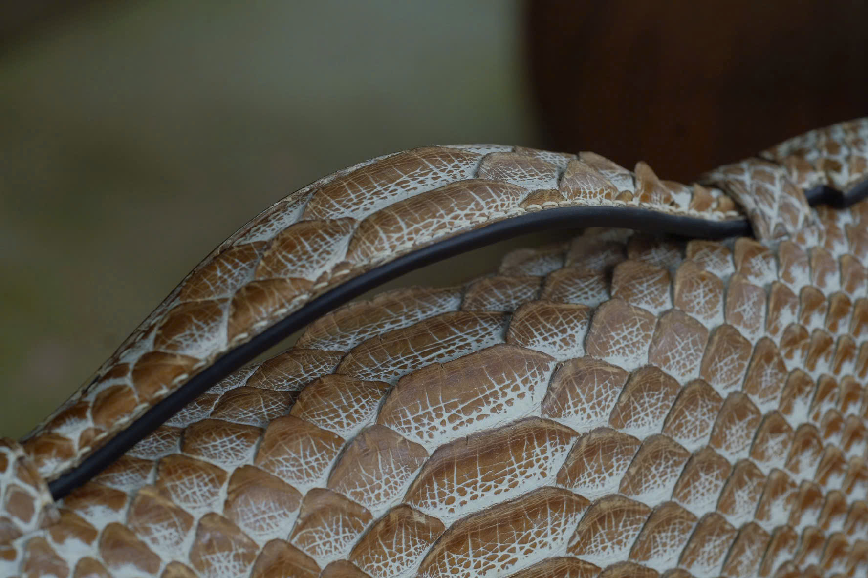 TÚI XÁCH CẦM TAY DA TRĂN VDCT99