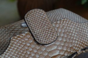 TÚI XÁCH CẦM TAY DA TRĂN VDCT99