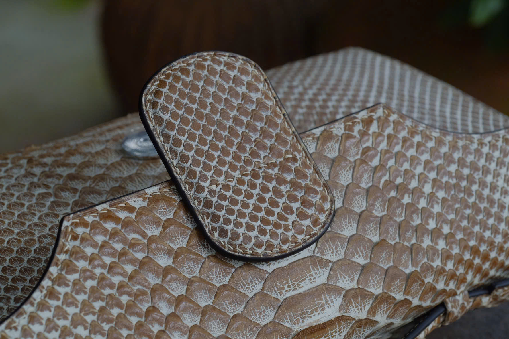 TÚI XÁCH CẦM TAY DA TRĂN VDCT99