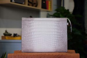 CLUTCH CẦM TAY DA CÁ SẤU BẠCH TẠNG HIMALAYA CSBT99