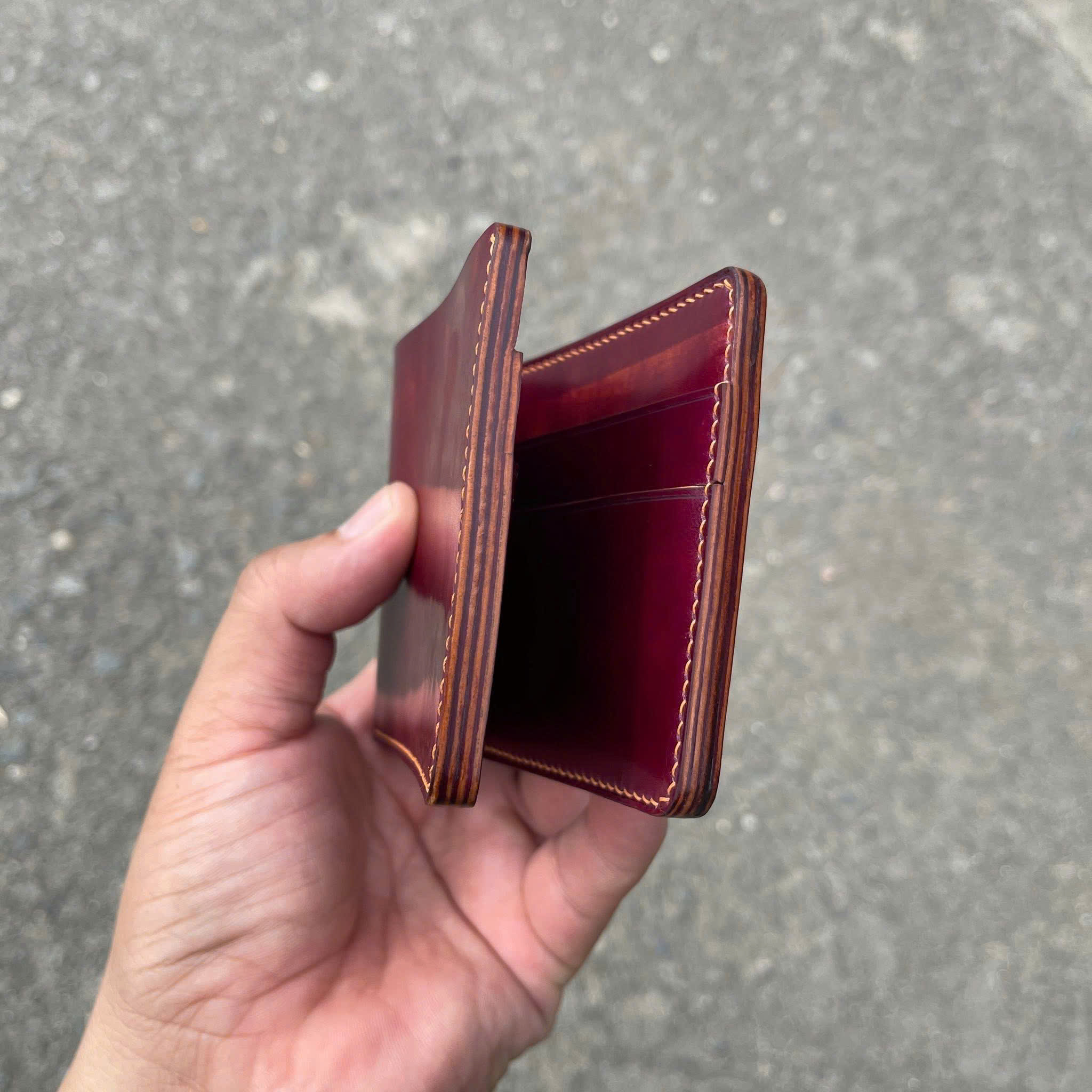 Vì sao đồ da thủ công may tay thường có giá thành cao?