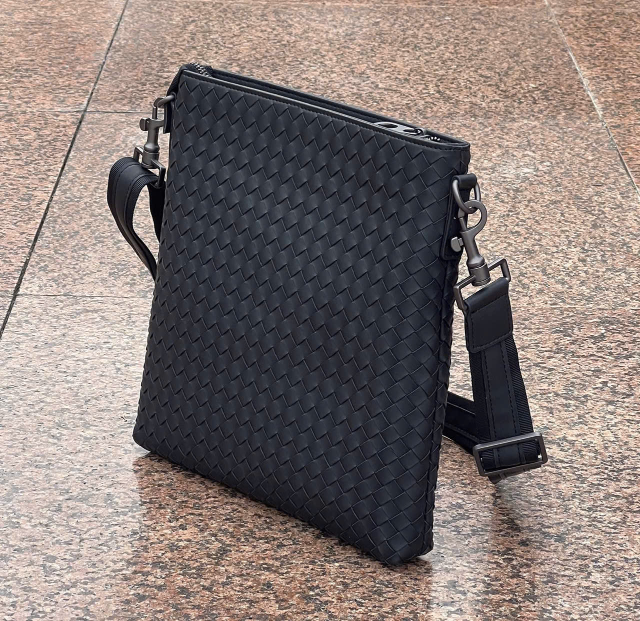 TÚI ĐEO CHÉO DA BÒ CAO CẤP 3856 - Ảnh 4